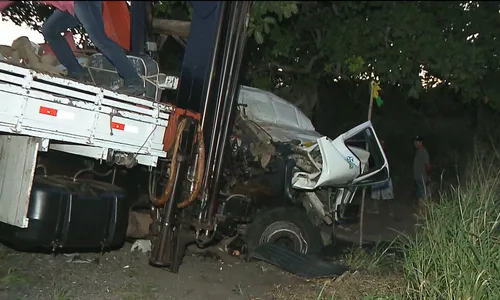 
                                        
                                            Motorista morre após ficar preso às ferragens em acidente entre caminhões
                                        
                                        