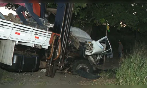 
				
					Motorista morre após ficar preso às ferragens em acidente entre caminhões
				
				