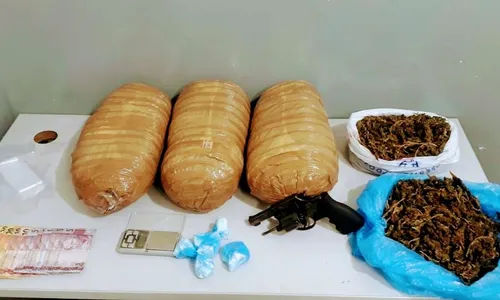 
                                        
                                            Mulher é presa com arma de fogo, cocaína e 6 kg de maconha em Campina Grande
                                        
                                        