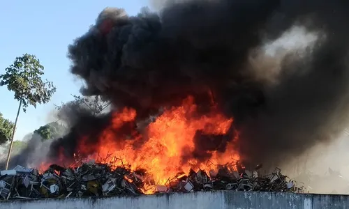 
                                        
                                            Incêndio atinge galpão da Secretaria de Estado da Educação, em João Pessoa
                                        
                                        