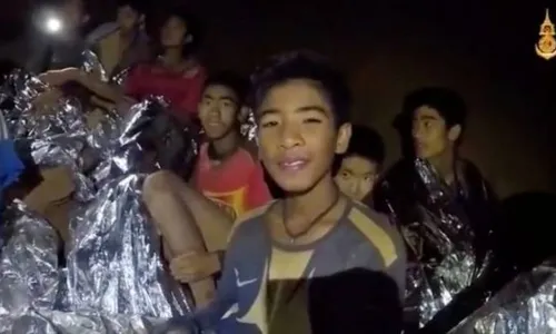 
				
					Quatro das doze crianças presas em caverna na Tailândia são resgatadas
				
				