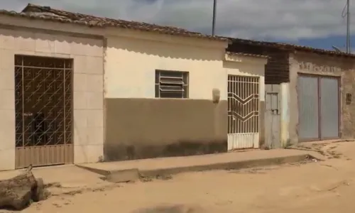 
				
					Três homens são mortos dentro de uma casa na cidade de Nova Floresta
				
				