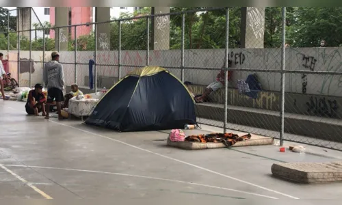 
				
					Famílias retiradas de condomínio do governo federal dormem em praça
				
				