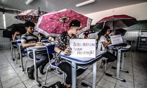 
                                        
                                            Alunos fazem protesto criativo contra salas alagadas e sem ar-condicionados
                                        
                                        