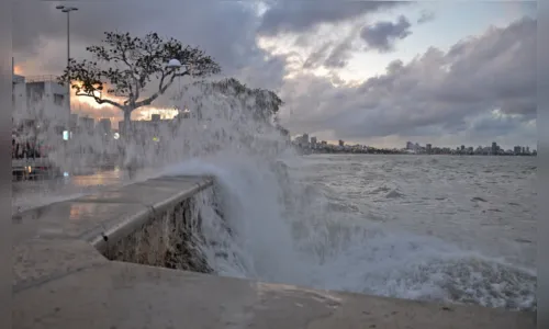
				
					Marinha alerta para ressaca com ondas de 2,5 metros no litoral da Paraíba
				
				