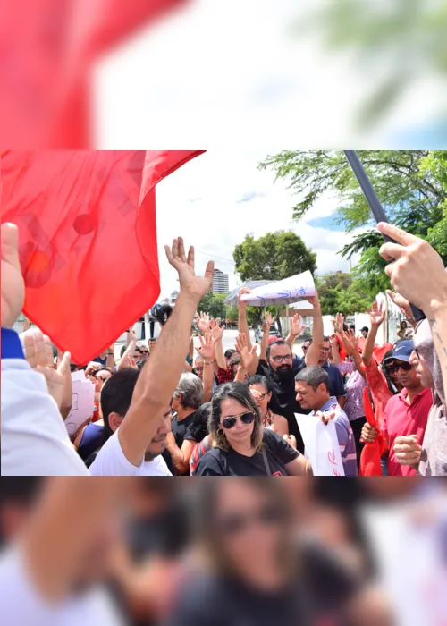 
                                        
                                            Servidores protestam na Câmara e Romero garante reajuste sobre vencimento bruto
                                        
                                        