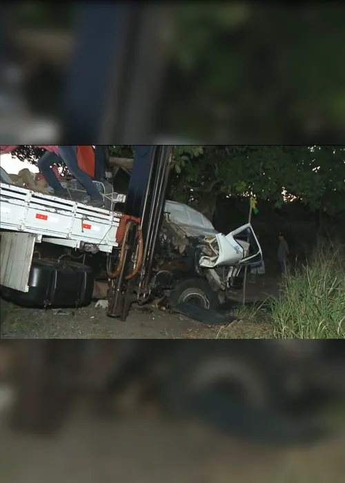 
                                        
                                            Motorista morre após ficar preso às ferragens em acidente entre caminhões
                                        
                                        