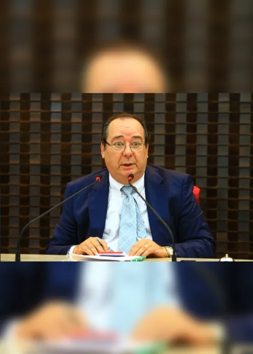 
                                        
                                            Com pedido de aposentadoria suspenso, Arthur Cunha Lima continuará afastado das funções do TCE
                                        
                                        