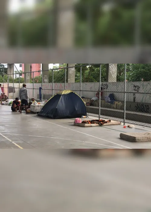 
                                        
                                            Após 10 dias, famílias retiradas de condomínio permanecem em praça
                                        
                                        