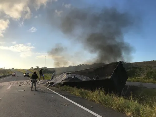 
				
					Motorista morre e tem corpo carbonizado após caminhão tombar na BR 230
				
				