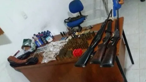 
				
					Cinco homens são presos com armas e explosivos em Itaporanga
				
				