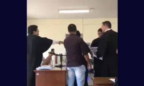 
                                        
                                            Advogado e promotor se envolvem em confusão durante julgamento; veja vídeo
                                        
                                        