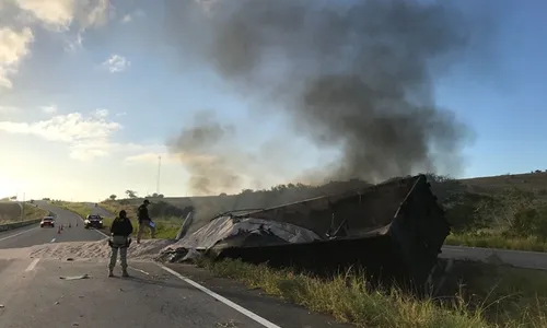 
                                        
                                            Motorista morre e tem corpo carbonizado após caminhão tombar na BR 230
                                        
                                        