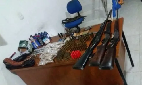 
                                        
                                            Cinco homens são presos com armas e explosivos em Itaporanga
                                        
                                        