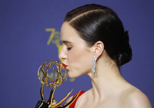 
				
					'The marvelous mrs. Maisel' é a maior ganhadora do Emmy 2018
				
				