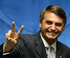 Na propaganda eleitoral, Bolsonaro critica PT e mostra família