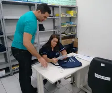 Após lacre das urnas, Justiça entrega material de votação aos presidentes de mesa