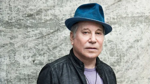 
				
					Paul Simon é um homem velho relendo canções em grande CD
				
				