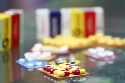 
				
					Remédios podem ficar até 4,33% mais caros a partir desta segunda
				
				