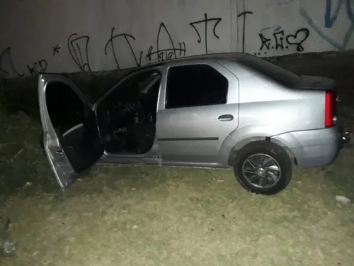 
				
					Loja de baterias é arrombada por grupo com carro em marcha ré
				
				