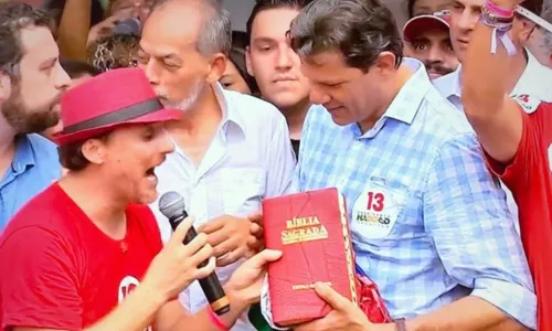 
                                        
                                            Haddad rebate acusação de ter jogado fora Bíblia que ganhou no Ceará
                                        
                                        