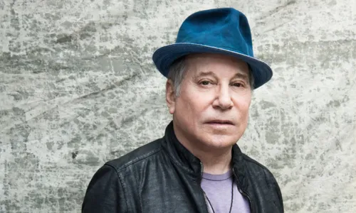 
				
					Paul Simon é um homem velho relendo canções em grande CD
				
				