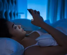 Pneumologista alerta que exposição a telas é inimiga popular do 'sono moderno'