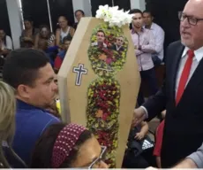 Agentes de saúde de João Pessoa protestam com caixão do prefeito Luciano Cartaxo