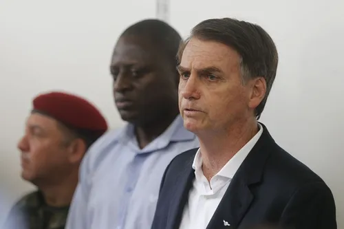 
				
					Bolsonaro cogita criação de campo de refugiados para venezuelanos
				
				