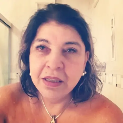 
				
					Roberta Miranda apresenta música inédita com vídeo tomando banho
				
				