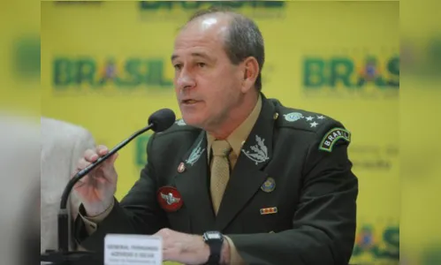 
				
					Bolsonaro anuncia general assessor do presidente do STF como ministro da Defesa
				
				