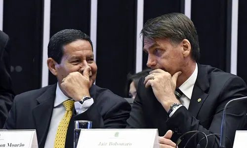 
                                        
                                            Bolsonaro viaja para retirar bolsa de colostomia e Mourão assume por 48h
                                        
                                        