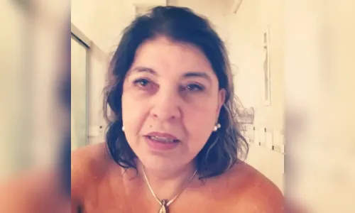 
				
					Roberta Miranda apresenta música inédita com vídeo tomando banho
				
				