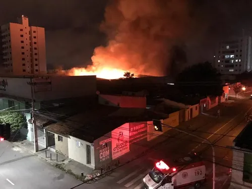 
				
					Supermercado é destruído por incêndio após grupo tentar explodir cofre em Campina Grande
				
				