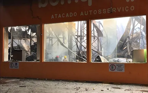 
				
					Supermercado é destruído por incêndio após grupo tentar explodir cofre em Campina Grande
				
				