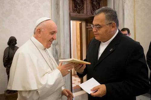 
				
					Papa Francisco recebe livro de paraibano sobre história de Dom Marcelo Cavalheira
				
				