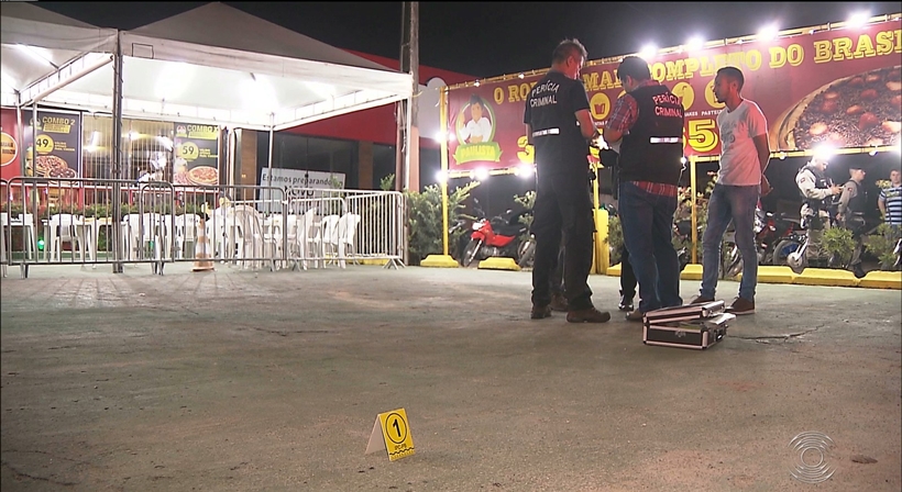 
				
					Policial militar é suspeito de matar jovem e ferir outro em pizzaria de João Pessoa
				
				