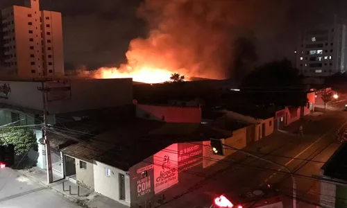 
                                        
                                            Supermercado é destruído por incêndio após grupo tentar explodir cofre em Campina Grande
                                        
                                        