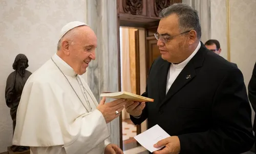 
                                        
                                            Papa Francisco recebe livro de paraibano sobre história de Dom Marcelo Cavalheira
                                        
                                        