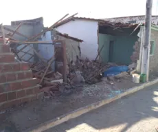 Casas e parede de restaurante são destruídas por batidas de carros em CG e Boqueirão
