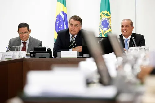 
				
					Bolsonaro assina decreto que flexibiliza a posse de armas
				
				