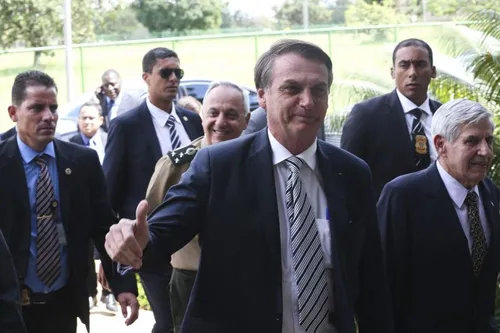 
				
					Bolsonaro defende aposentadoria aos 62 anos para homens e 57 para mulheres
				
				