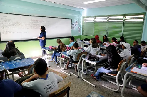 
				
					Mais de 30 mil alunos da rede pública da PB não têm o nome do pai no registro
				
				