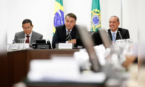 
				
					Bolsonaro assina decreto que flexibiliza a posse de armas
				
				