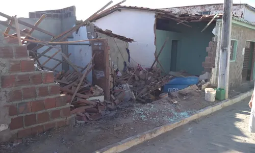 
                                        
                                            Casas e parede de restaurante são destruídas por batidas de carros em CG e Boqueirão
                                        
                                        