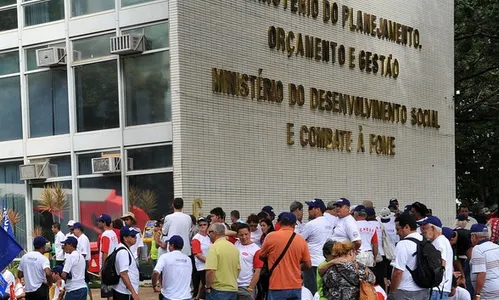 
                                        
                                            Após falha, Ministério informa que salário de servidores federais foi pago
                                        
                                        