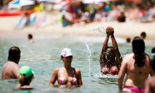 
                                        
                                            Férias: sal da água do mar e cloro em piscinas podem prejudicar visão
                                        
                                        