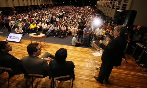 
                                        
                                            Governador dá posse a secretários e agenda reunião para quinta-feira
                                        
                                        