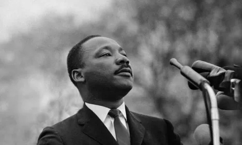 
                                        
                                            90 anos de Martin Luther King; relembre homenagem de Stevie Wonder
                                        
                                        