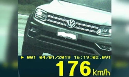 
				
					Motorista é flagrado dirigindo a 176 km/h em trecho da BR-101 na Paraíba
				
				